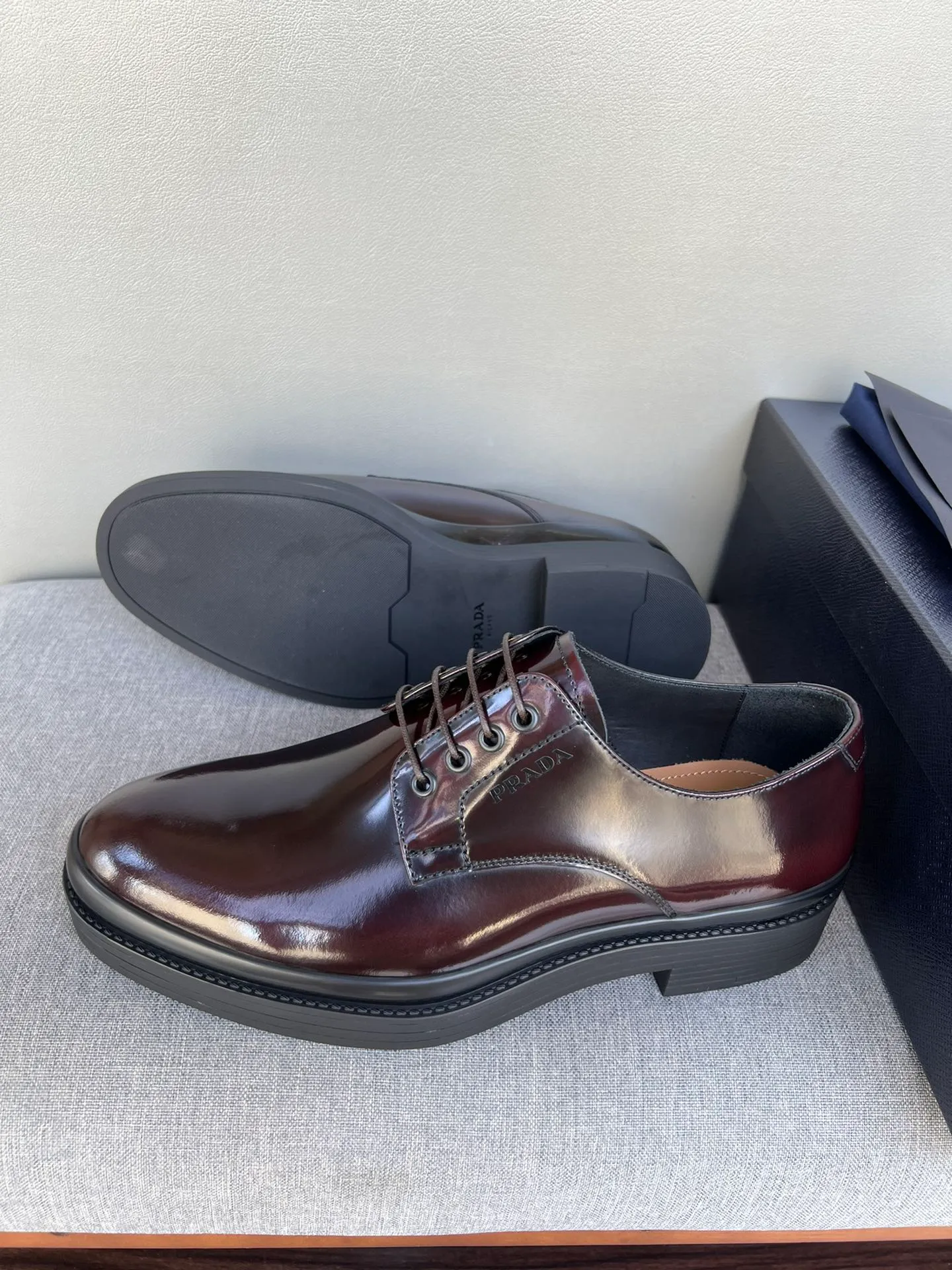 Men's shoes 💰860 💰Best recommendation✨PRADA Prada top purchasing quality imported upper with color-brushed edge beads carved toe design cowhide lining private molded TPU outsole non-slip, wear-resistant and elastic fashionable and versatile burgundy black blue 39-44 in stock (38, 45 customized for replacement, return and exchange)